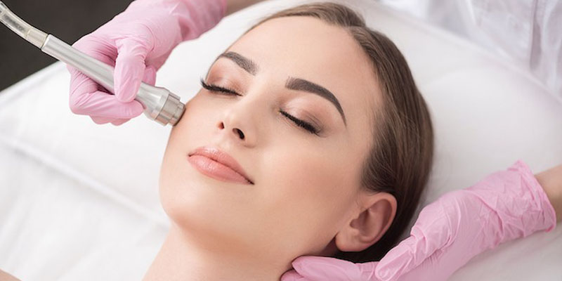 انجام مزونیدلینگ درمان جوش روی پوست بیمار