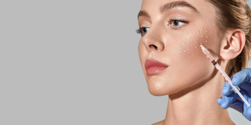تزریق کوکتل مزوتراپی به پوست صورت برای جوانسازی