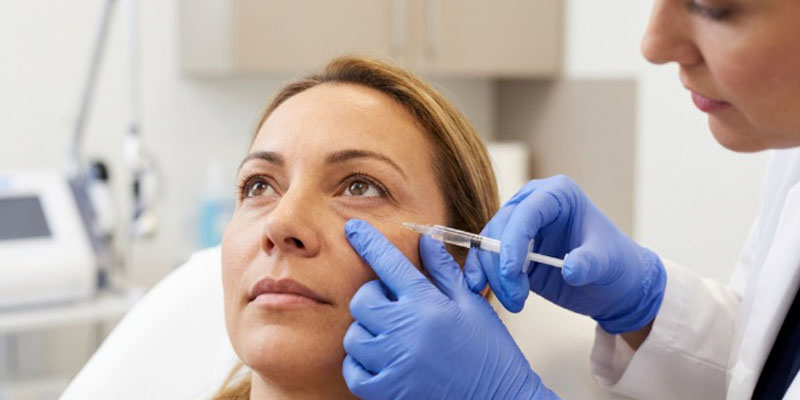 طراحی تزریق فیلر زیر چشم توسط پزشک